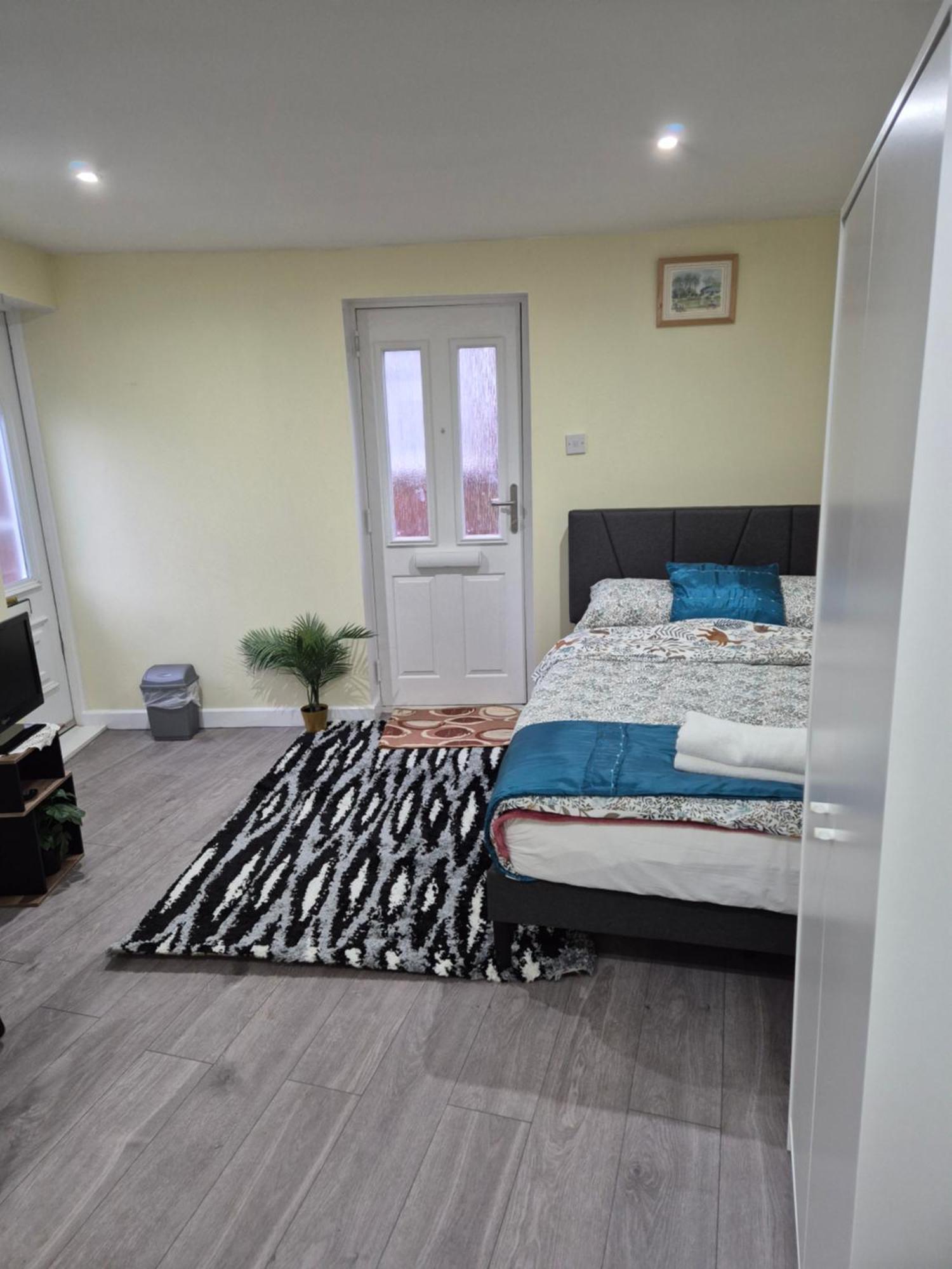Spacious One Bedroom Self Contain With Toilet And Bath Milton Keynes Oda fotoğraf